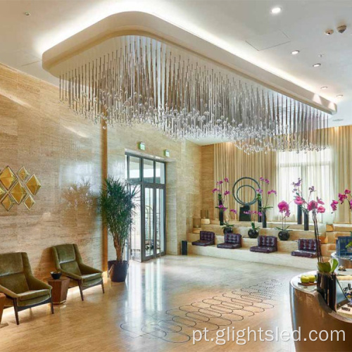 Candelabro de cristal moderno no lobby de hotel